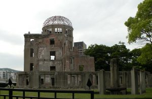 monumento a la paz de hiroshima 300x197