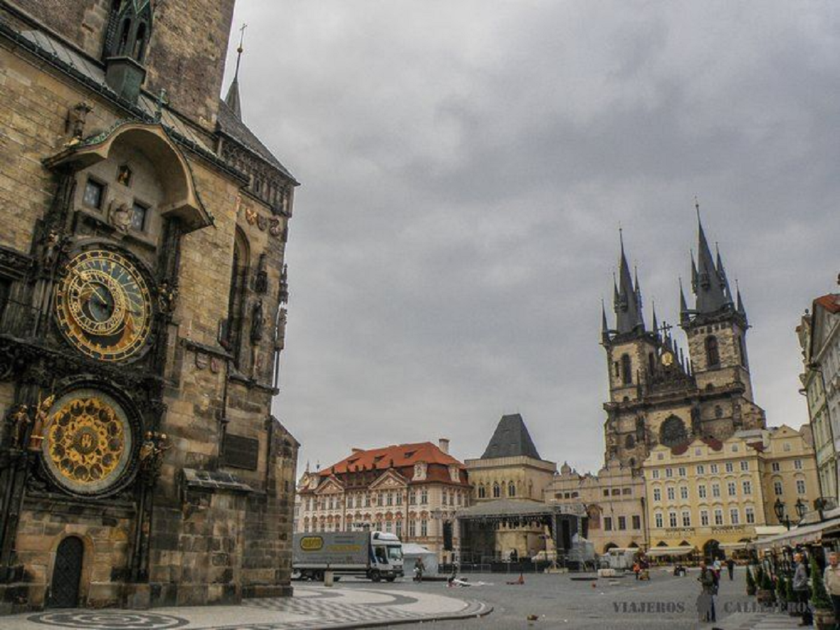 QUÉ HACER GRATIS EN PRAGA Reloj astronómico No se pierda el espectáculo del hermoso Reloj Astronómico de Praga. Cada hora se puede ver lo que se llama la Procesión de los Doce Apóstoles, un espectáculo que se puede ver cada hora de 9 a 23. El reloj se encuentra en el costado sur del Ayuntamiento Viejo, en la Plaza de la Ciudad Vieja. Puente de carlo Una de las cosas que debes hacer en Praga es cruzar el hermoso Puente de Carlos, que conecta Mala Strana con el casco antiguo. El puente peatonal, siempre muy transitado, está lleno de estatuas y leyendas. Si puedes, acércate al amanecer cuando (sin multitudes) se revela en todo su esplendor. Visita a los distritos de Praga Piérdete por las calles de los distritos de la ciudad para admirar la asombrosa arquitectura que siempre es diferente. Vale la pena detenerse en el Barrio Judío, uno de los más antiguos de la ciudad, donde tendrás que detenerte en la Sinagoga Vieja Nueva y el cementerio judío. Isla Kampa No te pierdas la isla Kampa, justo al lado del Puente de Carlos, a orillas del río Vltava: una pequeña ciudad dentro de una ciudad formada por casas coloridas y un parque impresionante. Este rincón de Praga se conoce como la Pequeña Venecia. Muro de Lennon No se pierda el muro tributo a John Lennon ubicado en la plaza Grand Priory. Después del asesinato de Lennon en 1980, una imagen de su rostro apareció en la pared, junto con la letra de sus canciones. El muro es propiedad de los Caballeros de Malta, que todavía hoy permiten que se pinte y se escriba y se encuentra en Velkopřevorské náměstí (plaza del Gran Priorato) en Malá Strana. Castillo de praga Sube al castillo para admirar la impresionante vista de toda la ciudad. Muchas cosas que hacer son gratuitas, como explorar jardines y patios o ver el cambio de guardia cada hora de 6 a.m. a 11 p.m. Galería Contemporánea Dvorak Sec Esta galería de arte contemporáneo es una de las mejores para visitar en Praga, donde encontrará obras de artistas locales e internacionales. La entrada a la galería es siempre gratuita. Museo Checo de Música El primer jueves de cada mes, de 14 a 18 horas, se puede visitar gratuitamente la colección de diversos instrumentos musicales de este museo, que se ubica en la antigua Iglesia de Santa María Maddalena en el Barrio Pequeño. Cerca de 700.000 objetos se conservan en el museo. También podrá escuchar los sonidos originales producidos por instrumentos seleccionados. La iglesia de Nuestra Señora de Tyn Esta iglesia de estilo gótico y barroco se encuentra en la Plaza de la Ciudad Vieja y es famosa por sus dos altas torres. La iglesia ha sido la principal casa de culto del casco antiguo desde el siglo XV. Casa de baile A orillas del río, se llega a la extraña construcción conocida como Casa Danzante. Fue construido durante la década de 1990 por dos arquitectos, Vlado Milunić y Frank Gehry y está dedicado a la famosa pareja de baile, Ginger Rogers y Fred Astaire. Jardines del Palacio Wallenstein No te pierdas la visita a uno de los jardines más bellos de Praga, el del Palacio Wallenstein, el segundo jardín más grande del centro y está abierto, sin cargo, solo de abril a octubre. Jefe de Kafka No te pierdas, muy cerca del centro comercial Quadrio, a un minuto de la estación Narodni, la obra de David Cerny en acero y con un aspecto casi futurista. La estatua está formada por 42 capas de acero que giran constantemente y cambian la forma de la cabeza de Franz Kafka. Las obras de Davi Cerny en Praga Estatuas y obras de arte se esconden en las calles de la ciudad: estas son las hermosas obras del artista David Cerny que no debes dejar de visitar en Praga. A continuación encontrarás el mapa con las obras para ver en la ciudad.